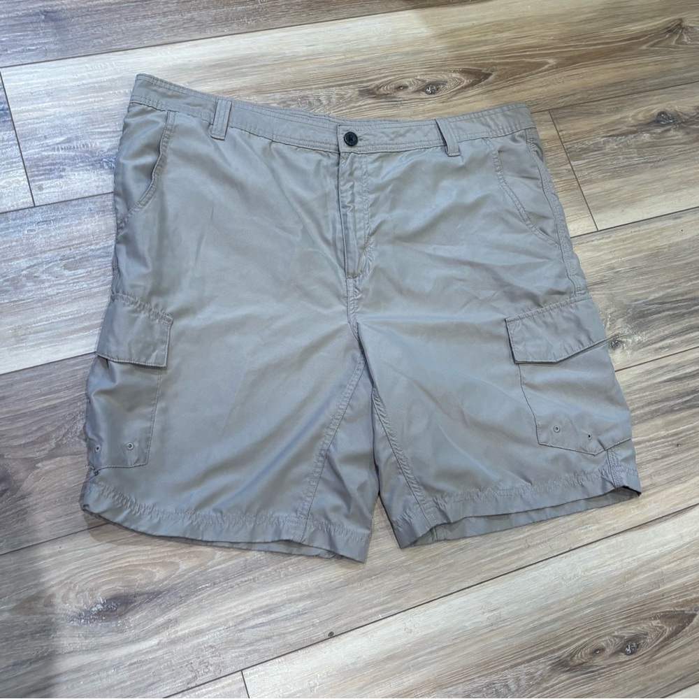 Men’s Magellan khaki 6 pocket water repellent shorts. Size 40